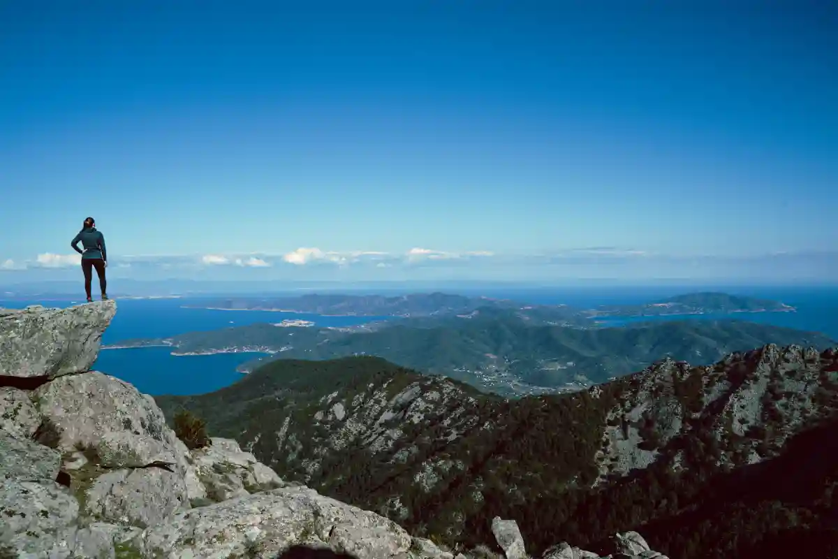 donna fotografata sul monte Capanne, isola d'Elba