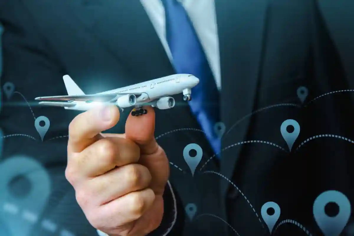 uomo con aereo in miniatura tra le dita